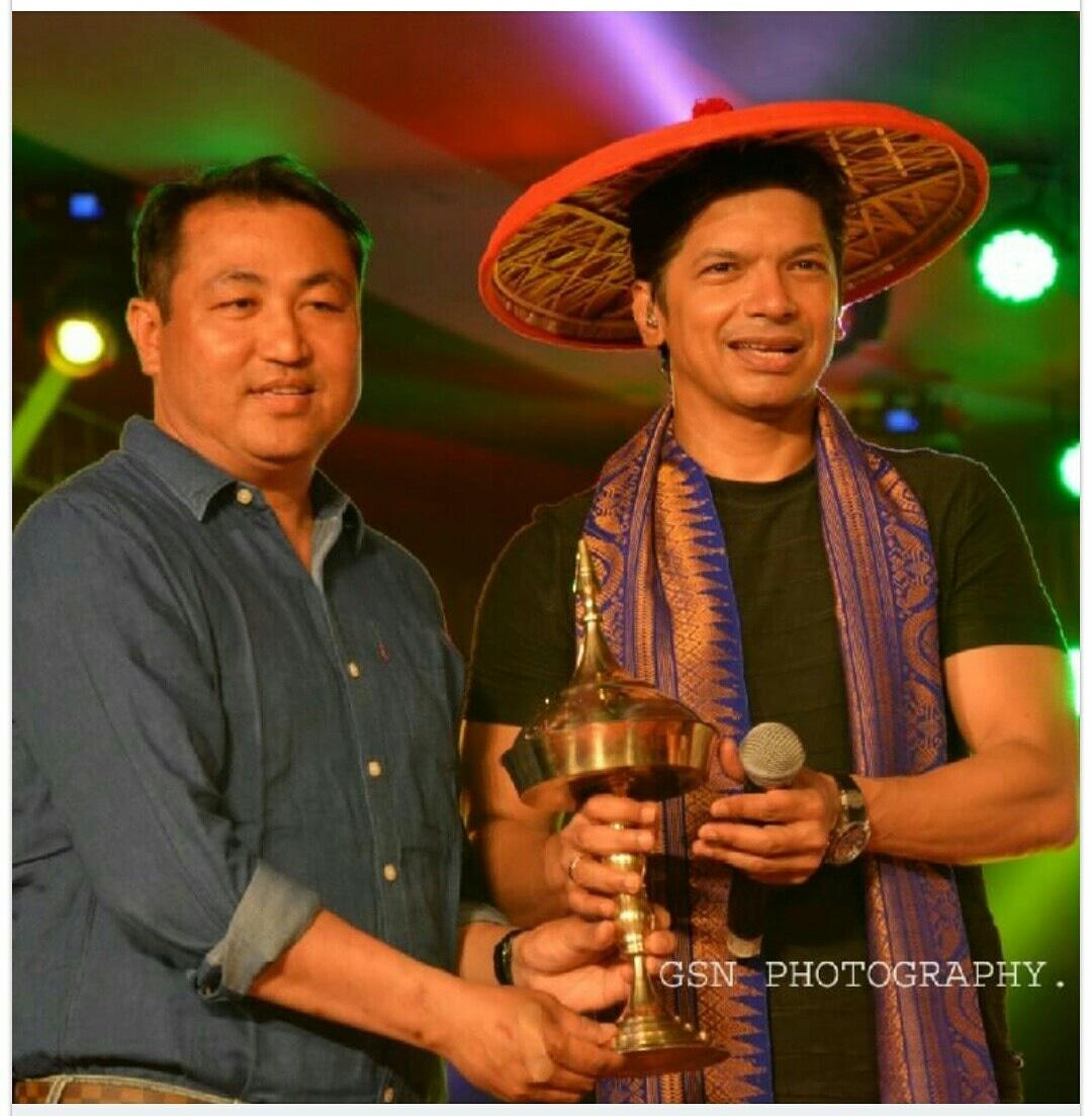 shaans_fan's tweet photo. @singer_shaan Sir #Suklai #bodolandfestival #liveinconcert #xorai #jhaapi #assamesetraditionalHat #gamusa #respecthim❤️  #GoldenVoiceOfIndia https://t.co/IZv5MhVhtM