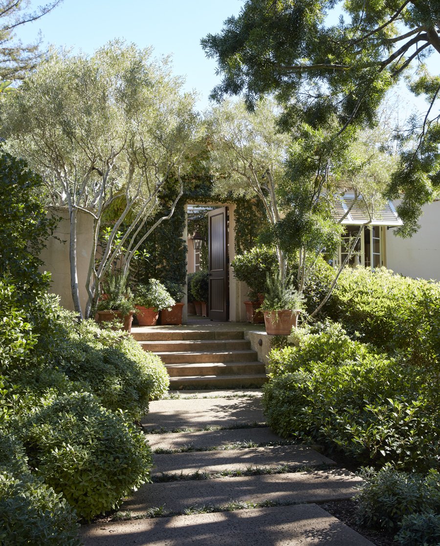 TuckerandMarks's tweet photo. The #Montecito weekend getaway of #suzannetucker and #timothymarks, the very definition of bucolic peace. Photo by #RogerDavies for #VerandaMagazine https://t.co/Byr28WP4M1