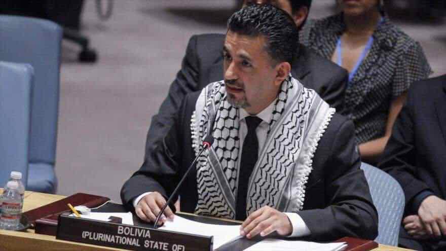 Palestine_ar's tweet photo. مندوب بوليفيا في مجلس الأمن يقرأ أسماء شهداء #غزة ويوجه رسالة شديدة اللهجة للاحتلال: انتم تقتلون الاطفال والنساء. https://t.co/b2FmkYB3Ji