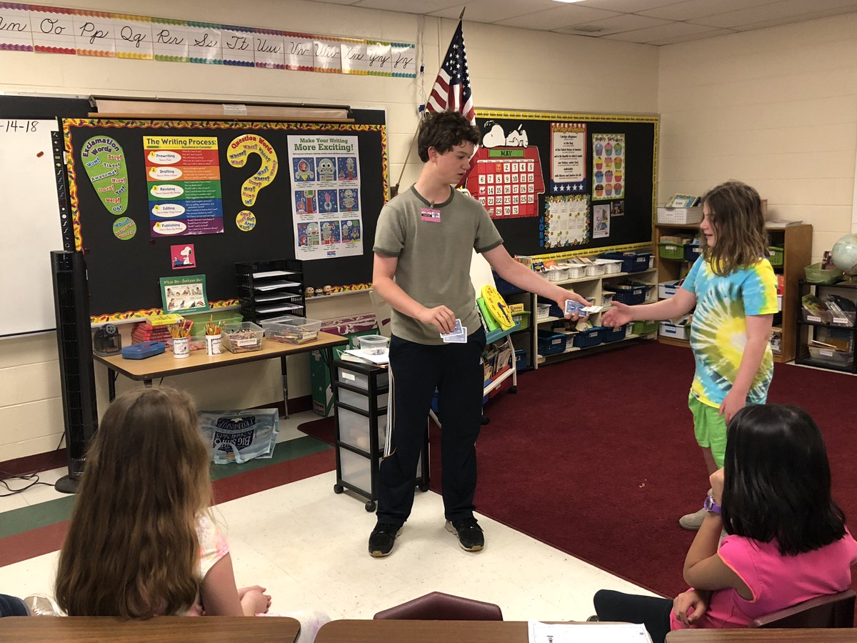 HollisPrimary's tweet image. Mrs. Lewis' class had a special visitor yesterday giving students a close up look at some magic tricks!  #MAGIC #fun #howdidhedothat