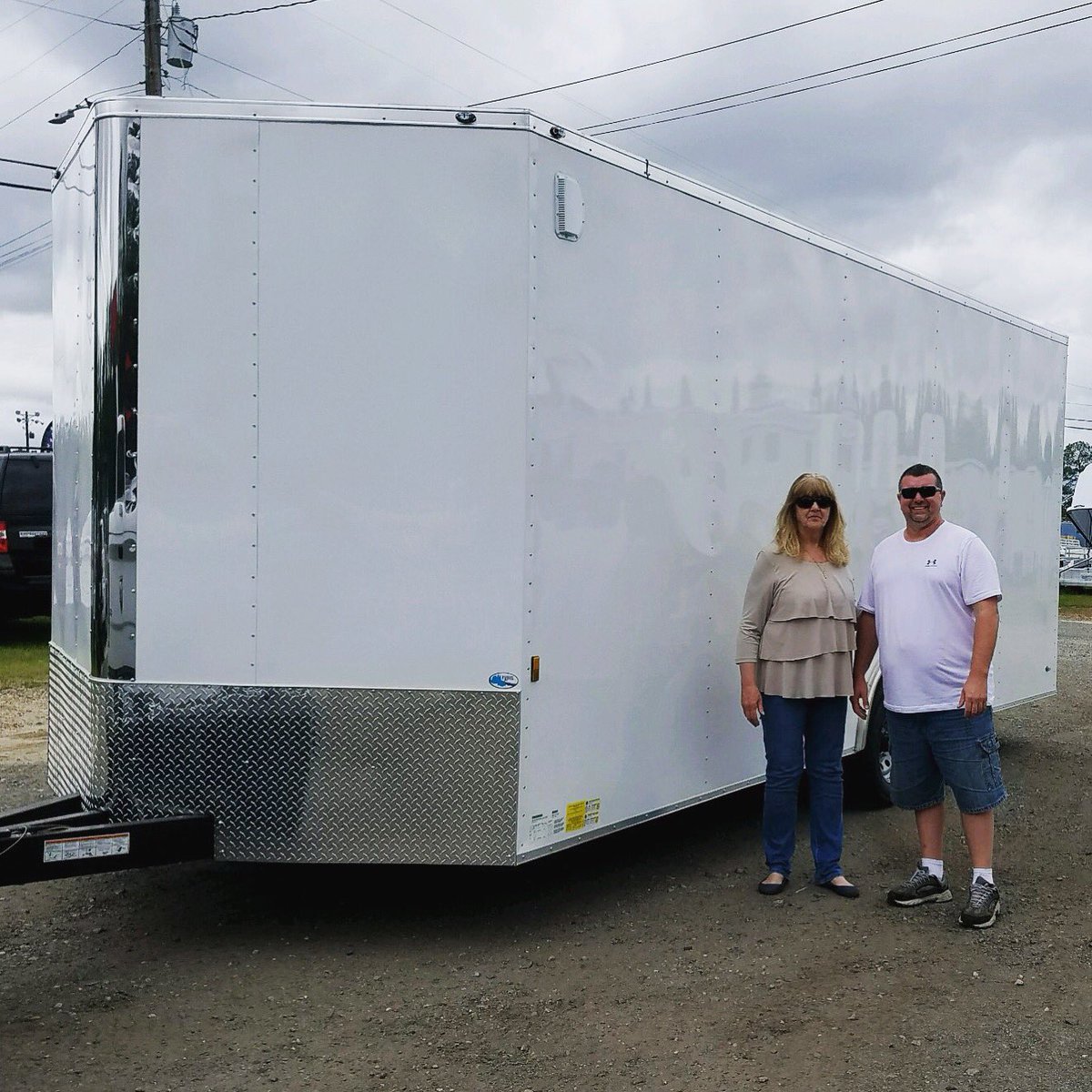 iTowTrailers1's tweet photo. At https://t.co/FKkbibGEUH we’re serving up deals as BIG as The Mcvay’s new trailer with EXTRA height!! 💸 #forestriver #trailer #white https://t.co/TsO5EcKqYi