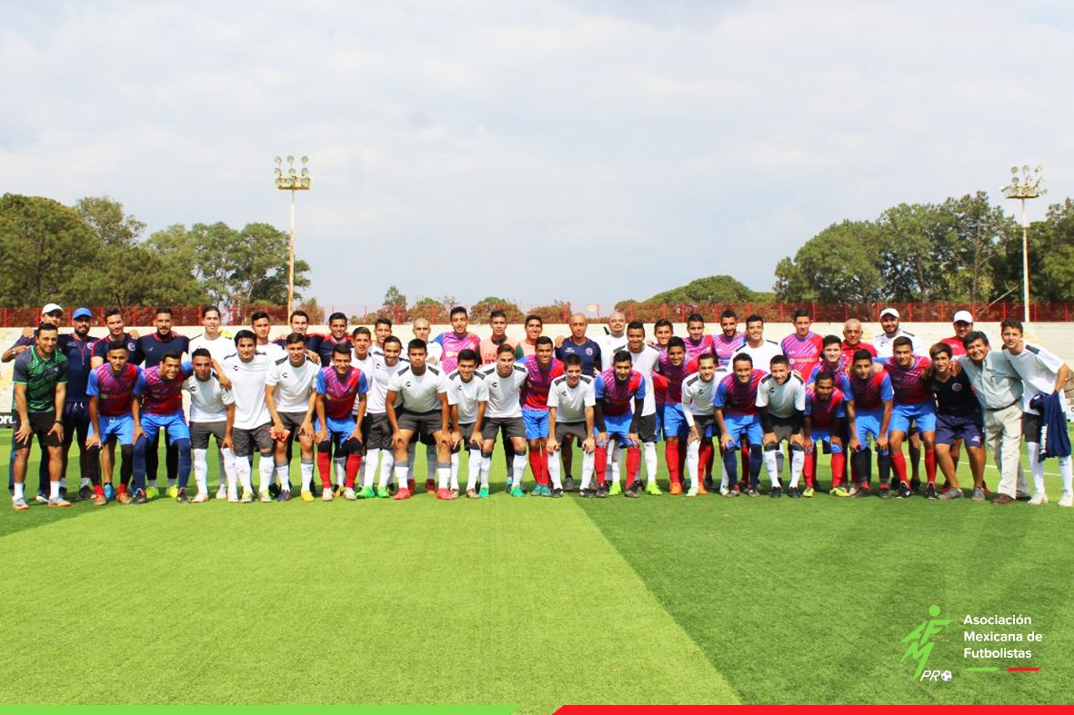 AMFproMX's tweet photo. Partido amistoso del #EquipoAMFpro #León vs Club Deportivo Tepatitlán de Morelos de @LigaPremier_FMF ⚽️👏🏼
#AMFproMX continúa apoyando la preparación de Jugadores sin contrato👍🏼 https://t.co/3Co8xMoY2g