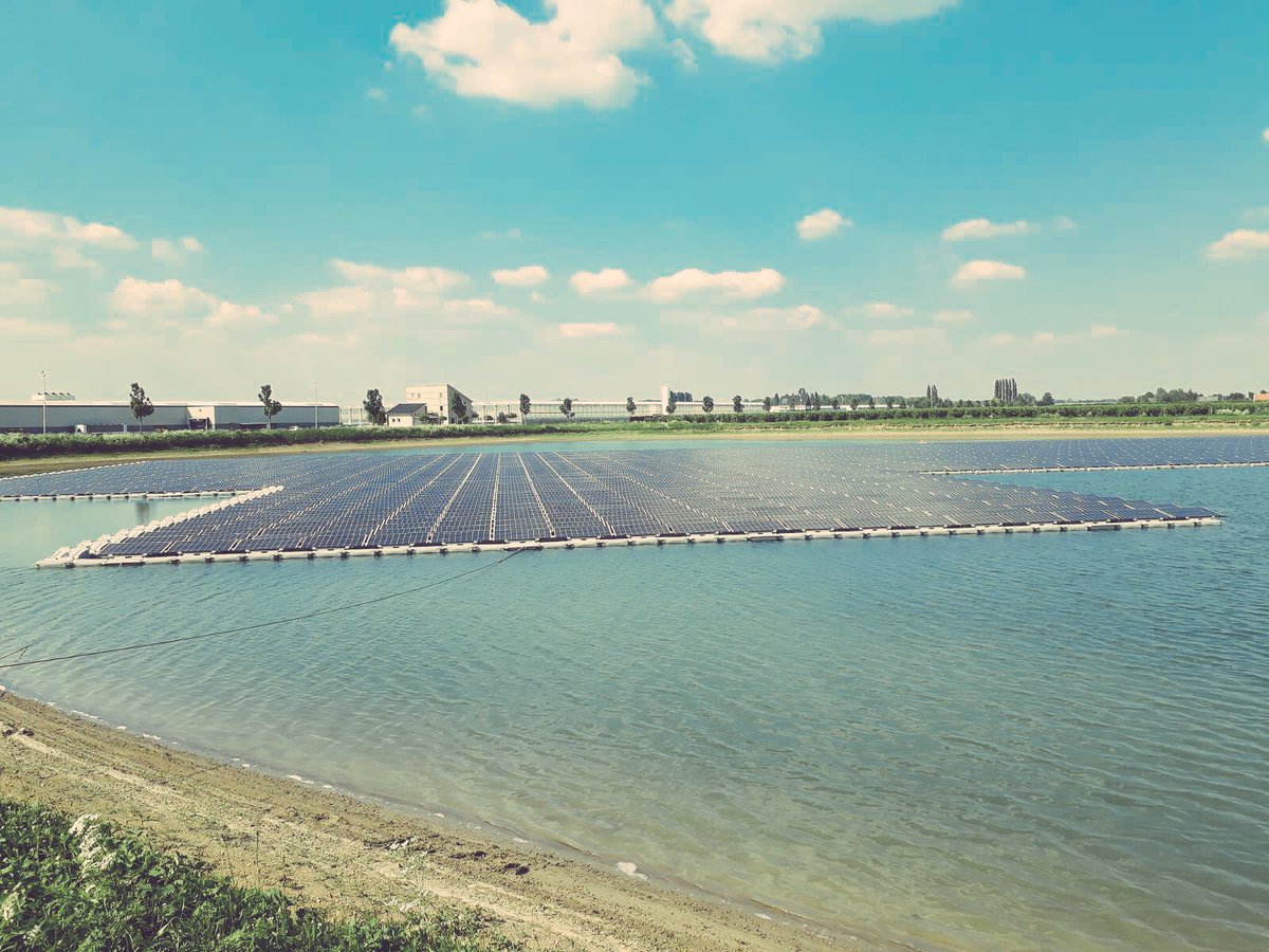 JantineZwinkels's tweet photo. Vanmiddag langs bij drijvend #zonnepark waar mijn collega van @RHDHV_NL aan heeft meegewerkt #trots #voorbeeld #innovatie #energietransitie #tuinders #zonnepanelen ☀️ https://t.co/XL62XBEiiZ