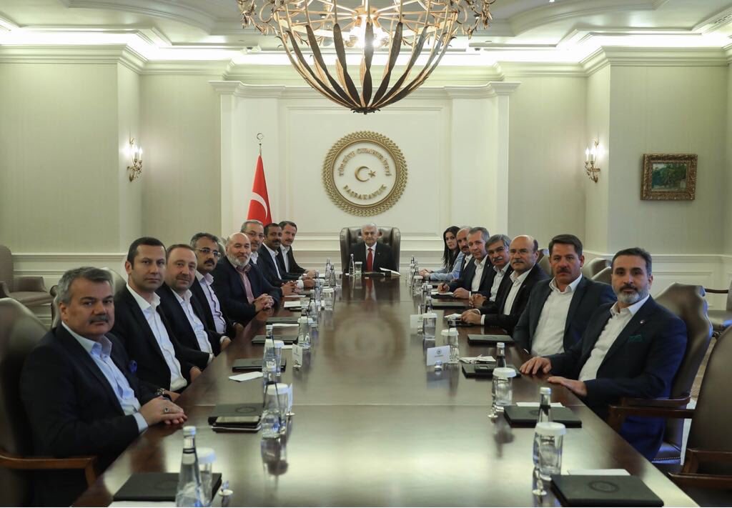 Memur-Sen Heyeti olarak Başbakan Sn.Binali Yıldırım ve Çalışma ve Sosyal Güvenlik Bakanı Sn.Jülide Sarıeroğlu ile bir araya geldik.

Çalışma hayatının çözüm bekleyen sorunlarına ilişkin görüşmelerde bulunduk.

Kudüs konusunda hükümet olarak gösterilen hassasiyete teşekkür ettik.