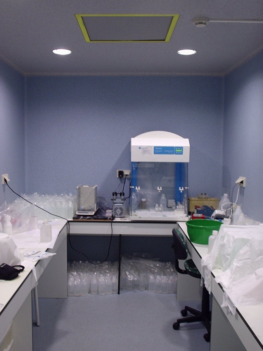 IIM_CSIC's tweet photo. El grupo Biogeoquímica Marina #IIMCSIC es pionero en la determinación de metales en el medio marino como mercurio, plomo o integrantes de las tierras raras. En el IIM se posee una sala limpia diseñada para la manipulación de muestras y equipos analíticos de última generación🔬 https://t.co/3kk2rozvqT