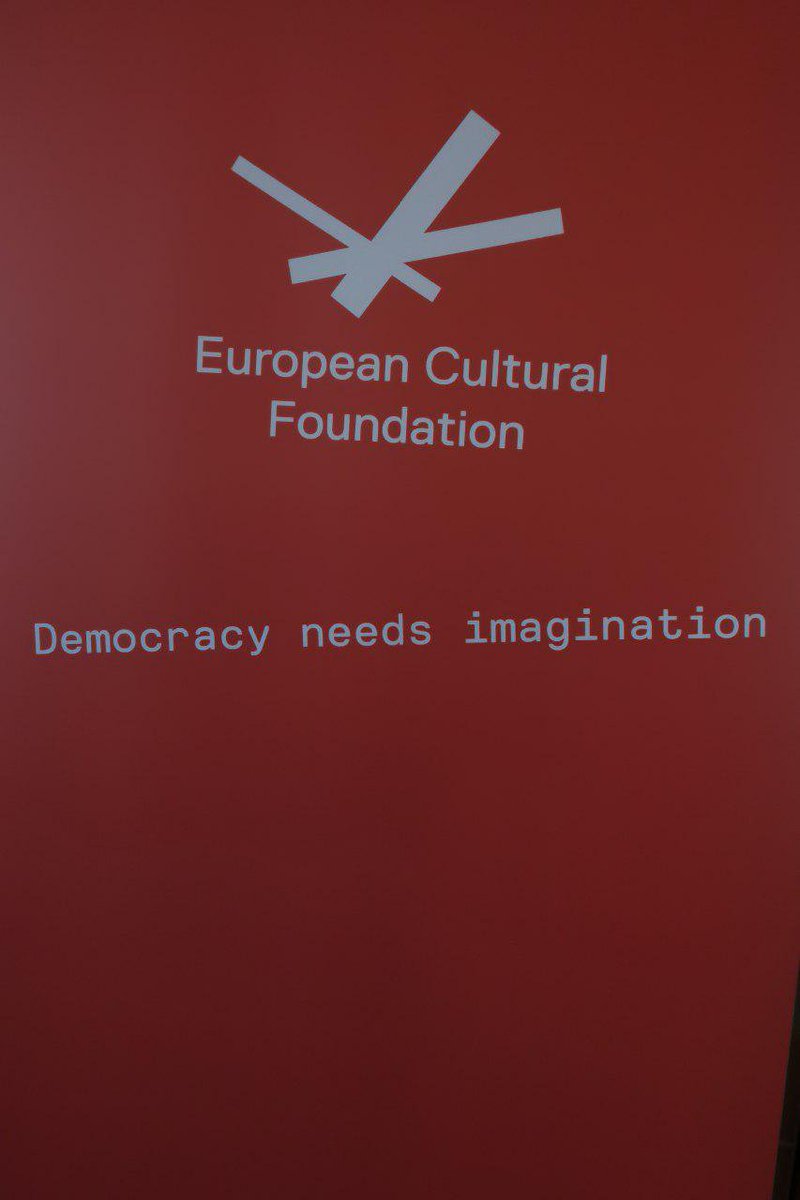 Sokolowicz's tweet photo. Democracy needs imagination #ECFchallenge (Amsterdam) Table1 #Municipalism & #Culture with Shelagh Wright & Peter Jenkinson (London), Elizabeth Dau (Avignon) & many more activists & change makers from Messina, Berlin, Zagreb, Madrid, Belgrade, A Coruña, Lausanne, Valencia, BCN... https://t.co/dvJulNo4FD