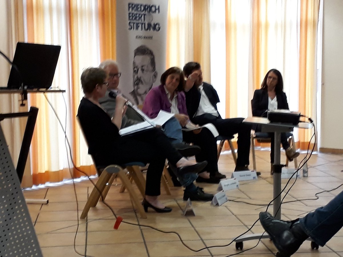 MichaBirk's tweet photo. Diskussion zur Situation der Pflege m. @TMachalet bei der #FESMainz in Siershahn. https://t.co/lq81Cznjj4