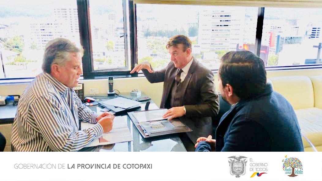 Gober_Cotopaxi's tweet photo. Esta mañana el Gobernador de Cotopaxi, @HectorGon35, junto con los representantes de la Constructora Mayas se reunieron con #JulioRecalde, Gerente General de @eestrategico, para dialogar sobre el avance del proyecto #CasaParaTodos en Cotopaxi. https://t.co/OPWDEel6da