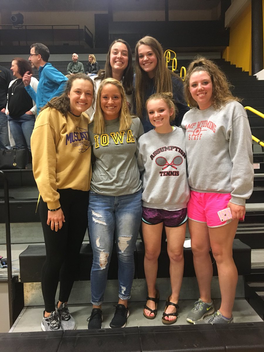 AnnaCorlett7's tweet photo. happy birthday @lacey_mcmillion 💛💛 love n miss your weird self😚 tell Logan i say hbd too;) https://t.co/iP8tBEBM6l