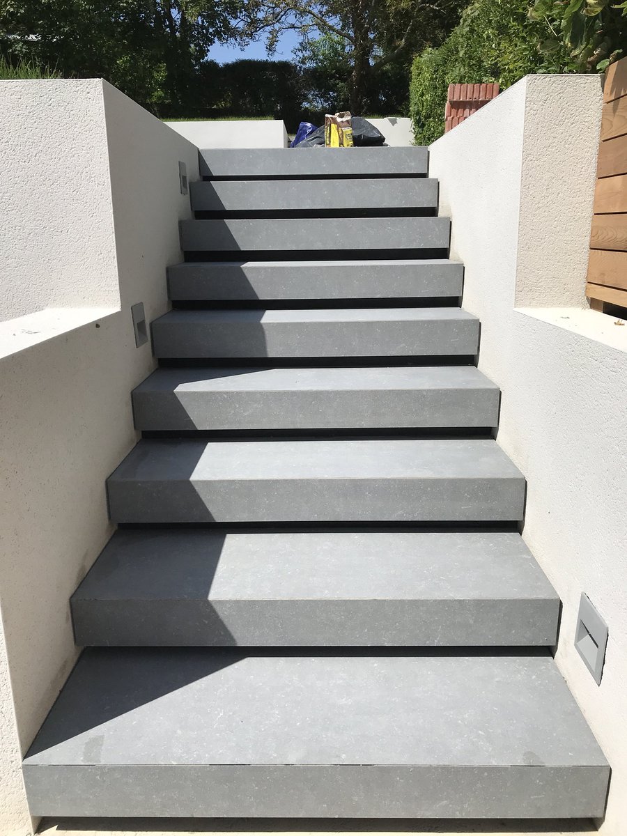 CompanyPaving's tweet photo. Mean while not at #RHSChelsea 😂some bespoke floating porcelain steps being installed this is the look we where after 🙌 @MarshallsReg @Interlay1 @scribblestone https://t.co/Y2G3k5gsW1