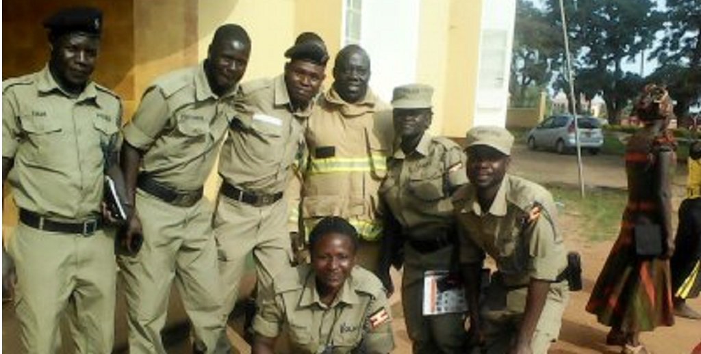 A COMBAT LIFE SAVER is a non medic solider or police who can provide life saving measures when trained.provide immediate care such as stopping severe bleeding performing chest compressions when the heart stops...