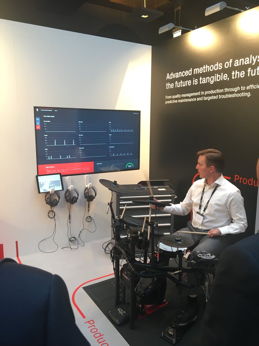 KearneyDACH's tweet photo. Anomalien in Produktionsdaten erkennen - beim #ATKearneyDBF wird das mit einem Schlagzeug demonstriert. #AI ist eben vielseitig ;) @qlaymcom https://t.co/you8czuXC7