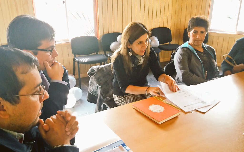 LosRiosBBNN's tweet photo. #BuenasNoticiasParaChile seremi de @MBienesLosRios @Eduardo_bergerS  informa a vecinos del sector #Quilche #LANCO programa #ChilePropietario "Esperamos que a corto plazo las familias de #Quilche puedan ser dueñas definitivas de sus propiedades". @MinisterioBBNN https://t.co/eVfbCjGaoz