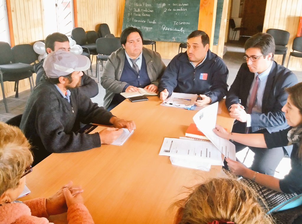 LosRiosBBNN's tweet photo. #BuenasNoticiasParaChile seremi de @MBienesLosRios @Eduardo_bergerS  informa a vecinos del sector #Quilche #LANCO programa #ChilePropietario "Esperamos que a corto plazo las familias de #Quilche puedan ser dueñas definitivas de sus propiedades". @MinisterioBBNN https://t.co/eVfbCjGaoz
