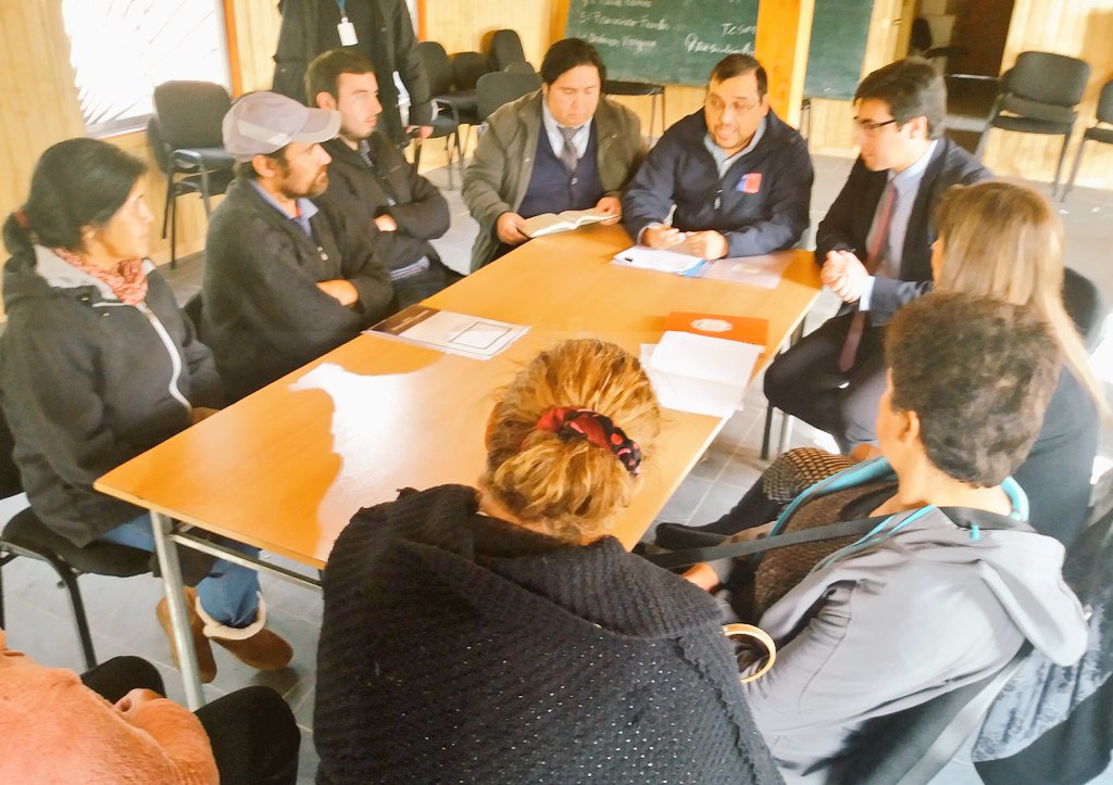 LosRiosBBNN's tweet photo. #BuenasNoticiasParaChile seremi de @MBienesLosRios @Eduardo_bergerS  informa a vecinos del sector #Quilche #LANCO programa #ChilePropietario "Esperamos que a corto plazo las familias de #Quilche puedan ser dueñas definitivas de sus propiedades". @MinisterioBBNN https://t.co/eVfbCjGaoz