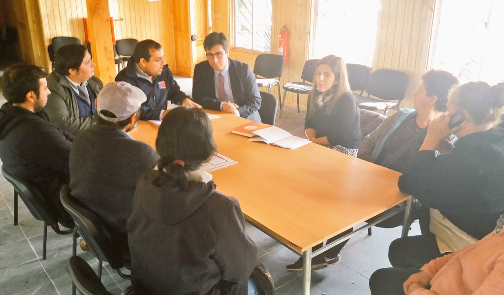 LosRiosBBNN's tweet photo. #BuenasNoticiasParaChile seremi de @MBienesLosRios @Eduardo_bergerS  informa a vecinos del sector #Quilche #LANCO programa #ChilePropietario "Esperamos que a corto plazo las familias de #Quilche puedan ser dueñas definitivas de sus propiedades". @MinisterioBBNN https://t.co/eVfbCjGaoz
