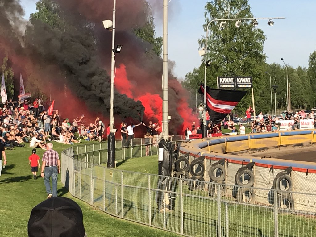 bb_rekarn's tweet photo. Smedfans sätter ribban direkt. Sjukt snyggt intro-tifo! #Smederna #Indianerna #Speedway https://t.co/93afsa4hRe