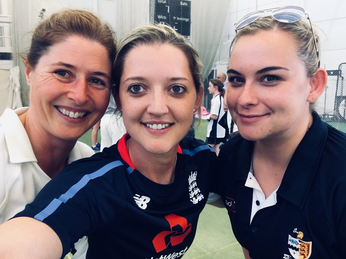 BGS_Sport's tweet photo. 932 schools entered, down to the finals. Girls you’ve done us proud, a testament to the growing strength of girls cricket at BGS. Who knows one of you could be the next @Sarah_Taylor30 (you’re always welcome for a smoothie at our sports grounds 🥑🥦) https://t.co/BXUHJ29ind