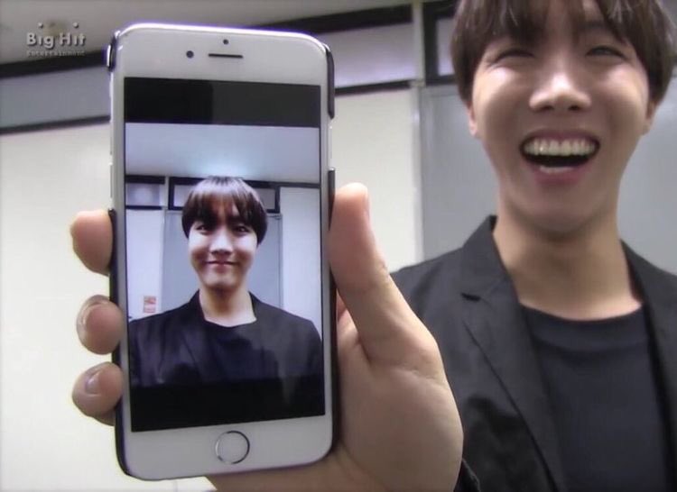 wthfifi's tweet photo. Hoseok showing off his selfie skills is a mood i can’t relate to. #IVoteBTSBBMAs @BTS_twt https://t.co/sNsPJ7LS89