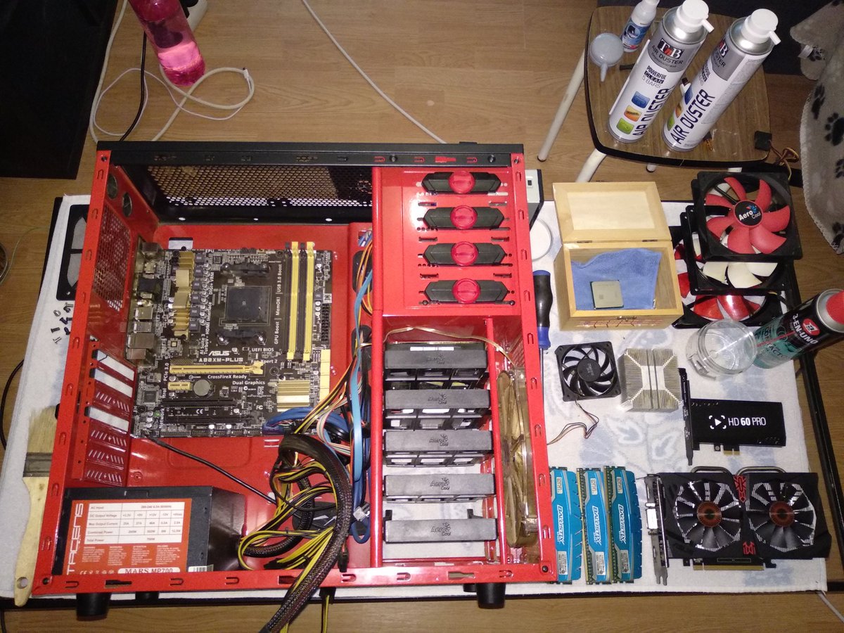 CarlosAlcarazPe's tweet photo. Hoy, de limpieza y mantenimiento a fondo de la maquinaria para afrontar la nueva temporada de verano. #PcGaming #PcMasterRace  #PcClean 😉👍 https://t.co/q4xFU5N8bB