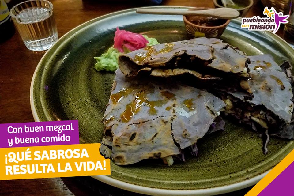 Puebleando_Mx's tweet photo. La buena compañía y un mezcal pueden hacer que cualquier comida se vuelva mucho más sabrosa. A ti, ¿qué platillos te gusta acompañar con mezcal? No te pierdas la #FeriaMexcalera2018 https://t.co/51BgBaiq7T https://t.co/bSnF6kDaRE