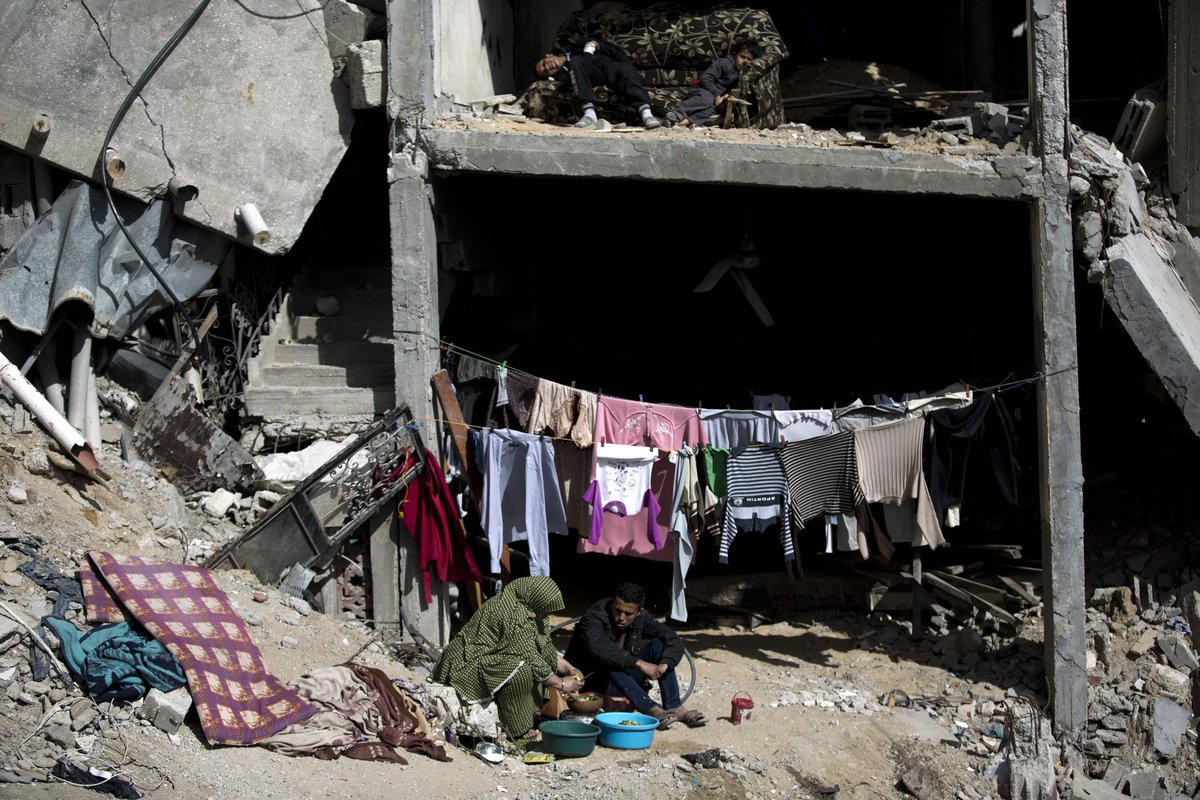 El bloqueo israelí de 10 años a Gaza ha causado el colapso de la infraestructura y los servicios, provocando una crisis humanitaria que afecta a casi dos millones de personas, en su mayoría refugiados, que han quedado atrapados en su interior oxfamintermon.org/es/sala-de-pre…