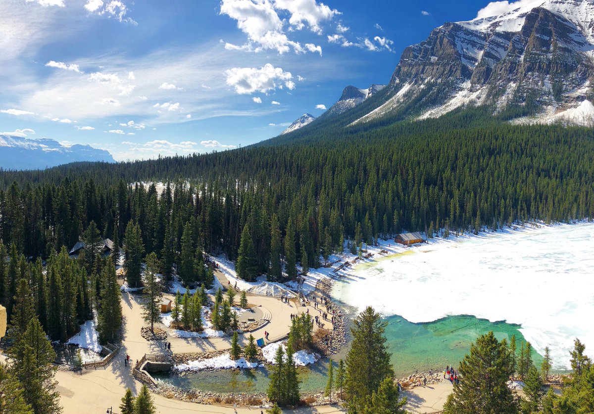 Oh hey there #summer, we sure missed you. #alberta #lakelouise #blueskies #albertaskies #canada #travelgoals #SummerIsHere #beautiful #mountainlife #lakelife Photo Credit - @ibport