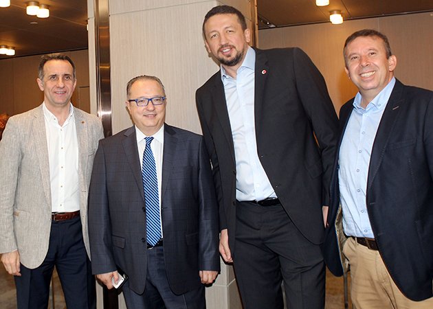 hidoturkoglu15's tweet photo. Bugün Tahincioğlu Basketbol Süper Ligi Lig Kurulu Toplantısı'nda kulüp temsilcilerimizle bir araya gelerek hem geride bıraktığımız sezon hem de yeni dönemle ilgili değerlendirmelerde bulunduk.

Yapıcı ve yararlı geçen toplantıya katılan tüm kulüplerimize teşekkür ederim. https://t.co/d6kv5nOCxl