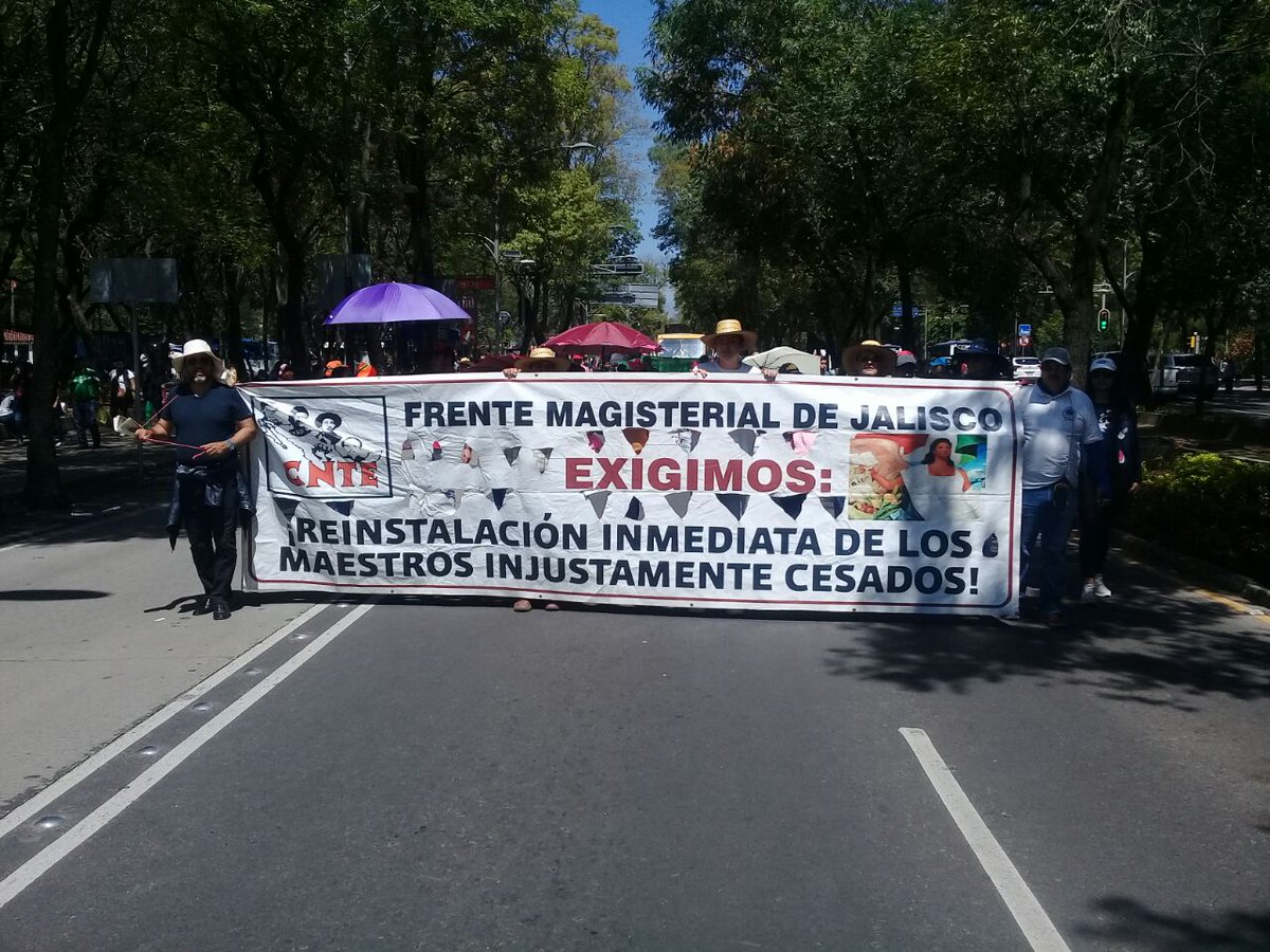 LioJorgedom's tweet photo. Docentes del @Suacobaej en la marcha Nacional de la @CNTEMX en la CDMX. Exigen la reinstalación de la mesa única de negociación y reinstalación de los 105 profesores cesados https://t.co/HAU5WXGTyq