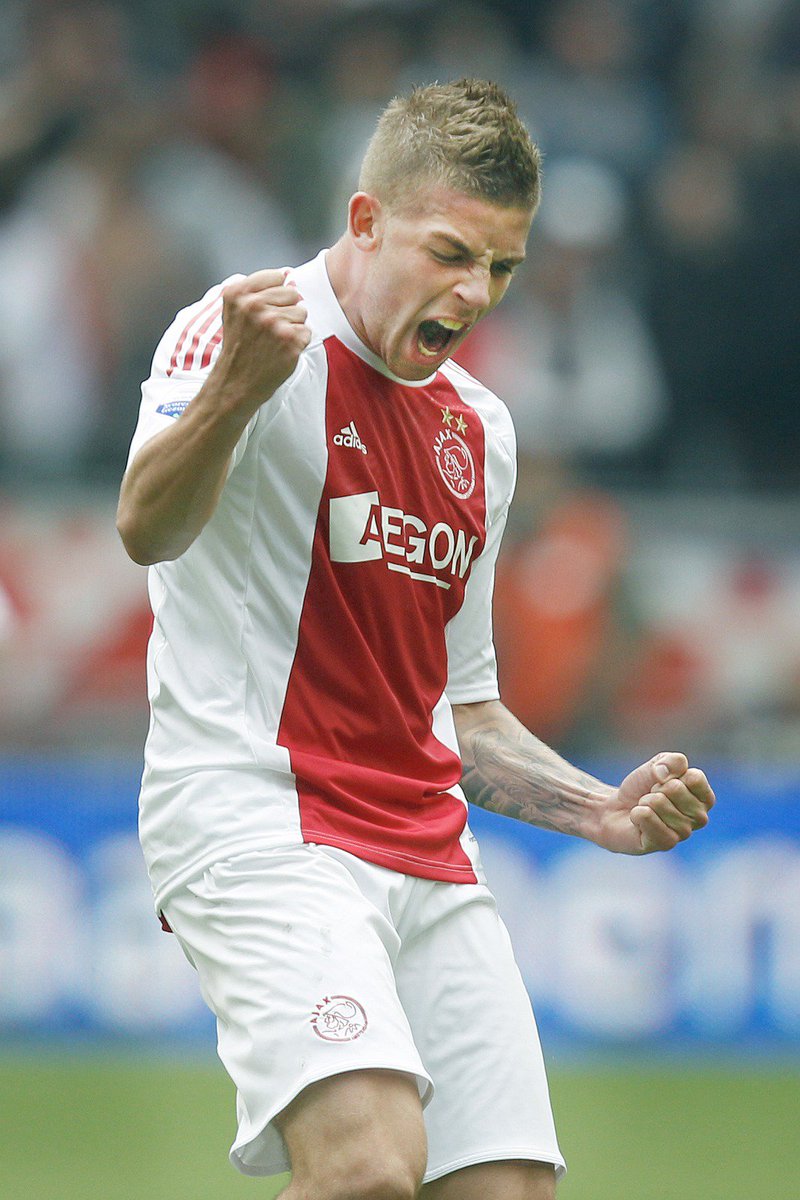 AlderweireldTob's tweet photo. Throwback to my 1st league title! 🏆 We got that third star on the shirt @AFCAjax! ⭐⭐⭐  My face in the pictures says it all 😂 #Kampioen #Throwback #7YearsAgo https://t.co/AredndVRwc