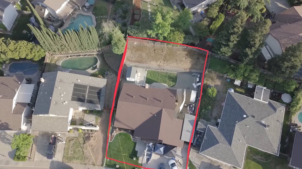 Billyjensen's tweet photo. Standing outside of #GoldenStateKiller suspect Joe DeAngelo’s house, I was struck by how empty his yard was. Take a look: No trees. No shrubs. No place for a prowler to hide. From above it’s even clearer—He knew to protect HIS family from someone like him. #michellemcnamara #GSK https://t.co/70ScMGALXG