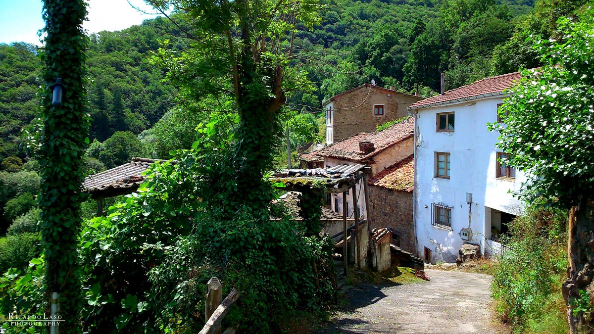 Ricardo_Laso's tweet photo. LLAMERES #ALLER #ASTURIAS
#Llameres es una Localidad del Concejo de @Aller y Perteneciente a la Parroquia de #Piñeres Está situada a una altitud de 400 metros
Sigue'l mio blogue d'Asturies en https://t.co/fFOL3K3rhO
@TurismoAller @TurismoAsturias @conocerasturias @tesoro_asturias https://t.co/JgyNPx1qlt