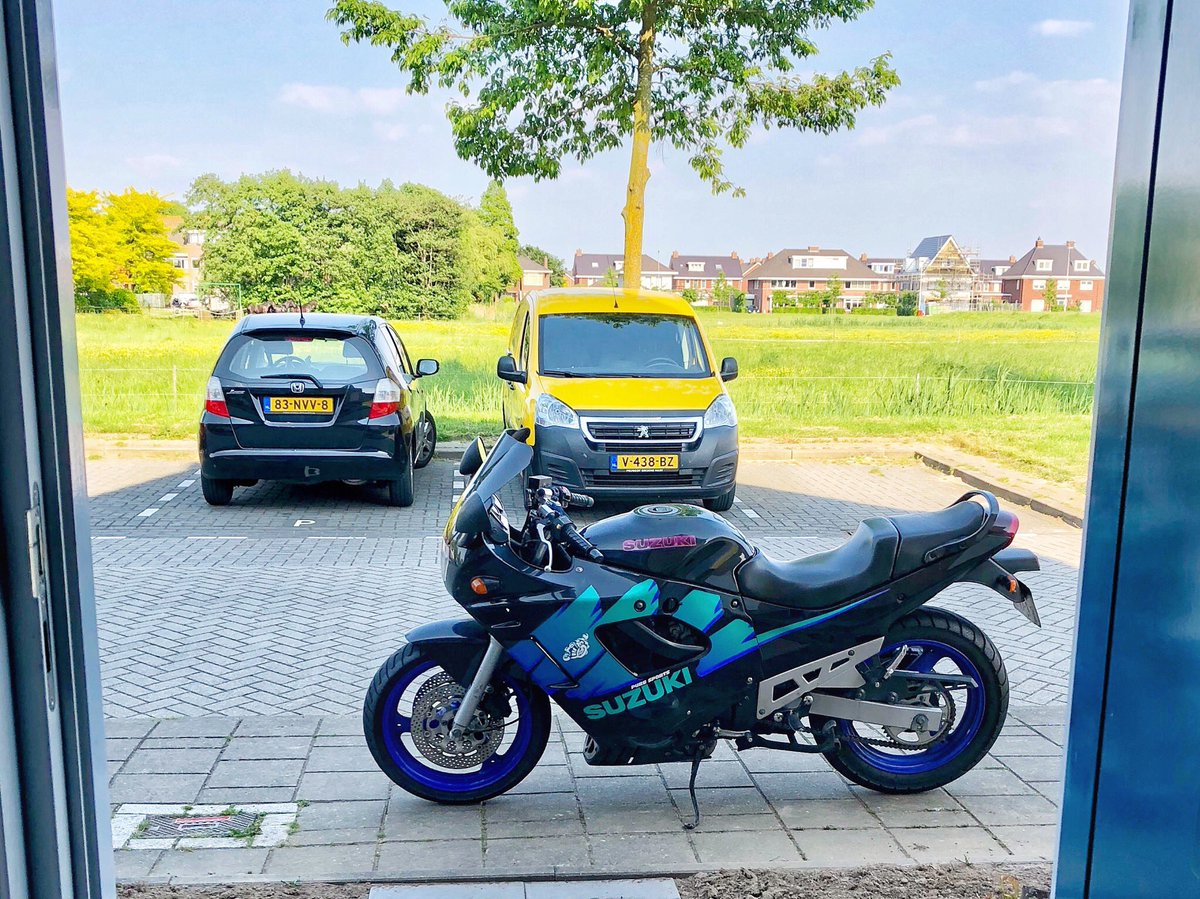 dennisdekoster's tweet photo. 2 jaar stond ie in een schuur, mijn ouwe stalen ros. De accu moest een paar dagen aan de lader, maar hij gromt weer als vanouds. Binnenkort staat ie te koop, hij verdiend een beter baasje.
#suzuki #gsx600f #1993 #tekoop https://t.co/AIzsfxbjOY