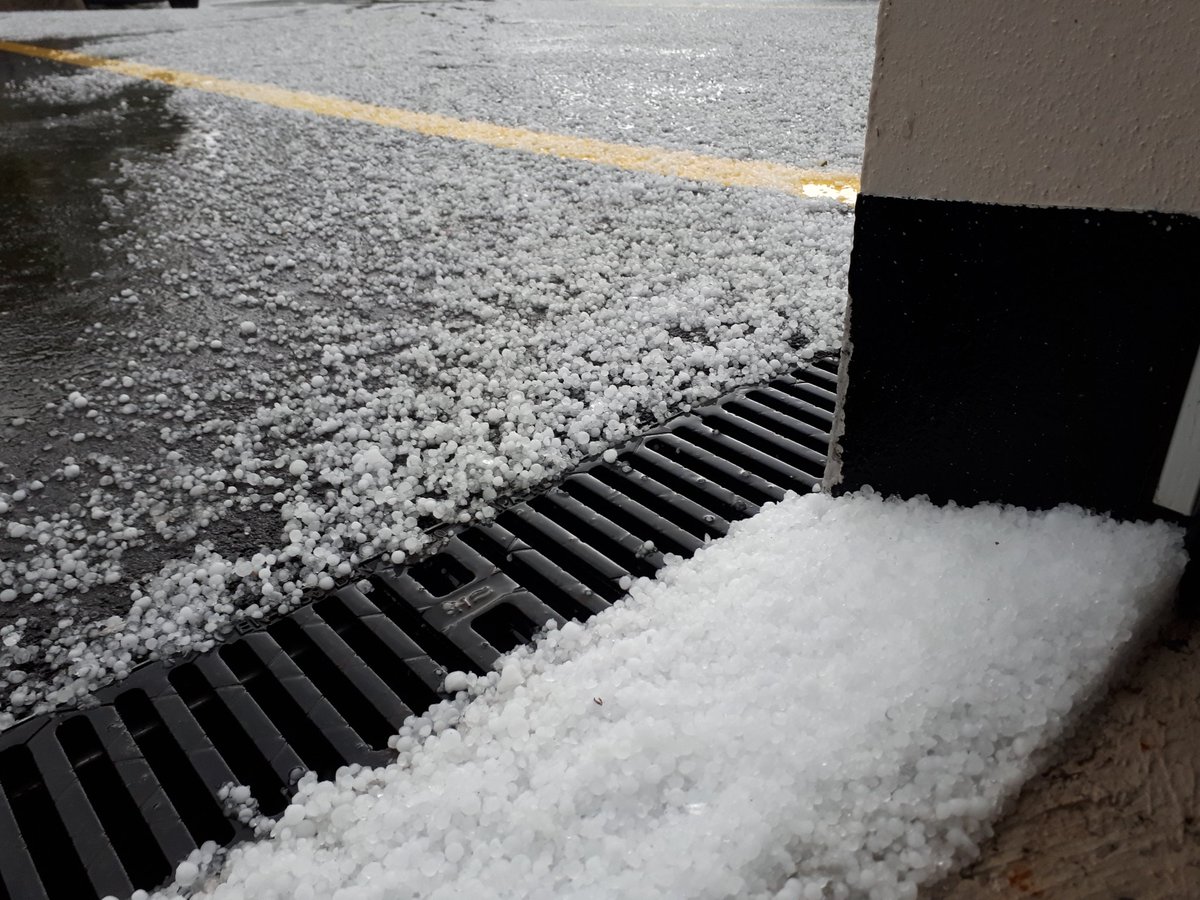 Oliver_Dufour's tweet image. Quand on me demande comment on peut encore jouer au hockey en mai. #IIHFWorlds #coolestgameonearth