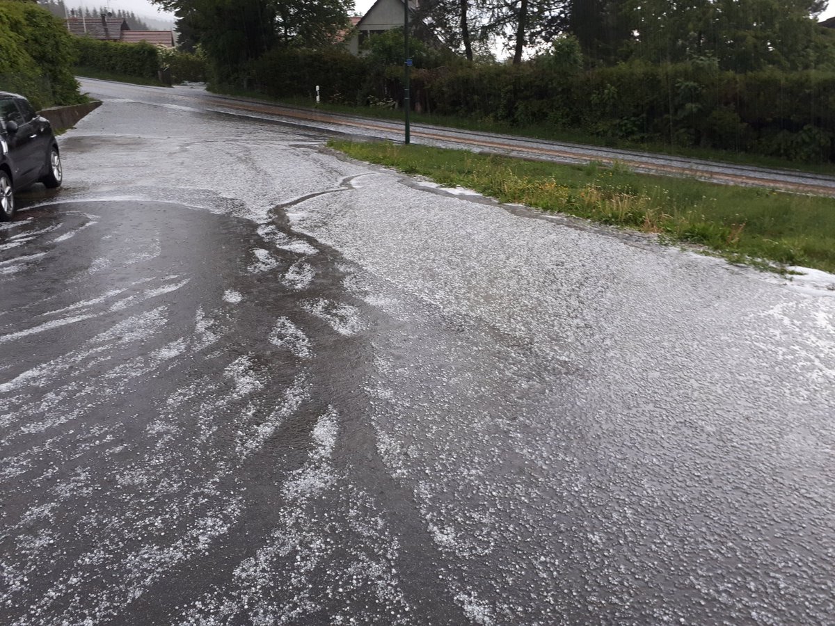 Oliver_Dufour's tweet image. Quand on me demande comment on peut encore jouer au hockey en mai. #IIHFWorlds #coolestgameonearth