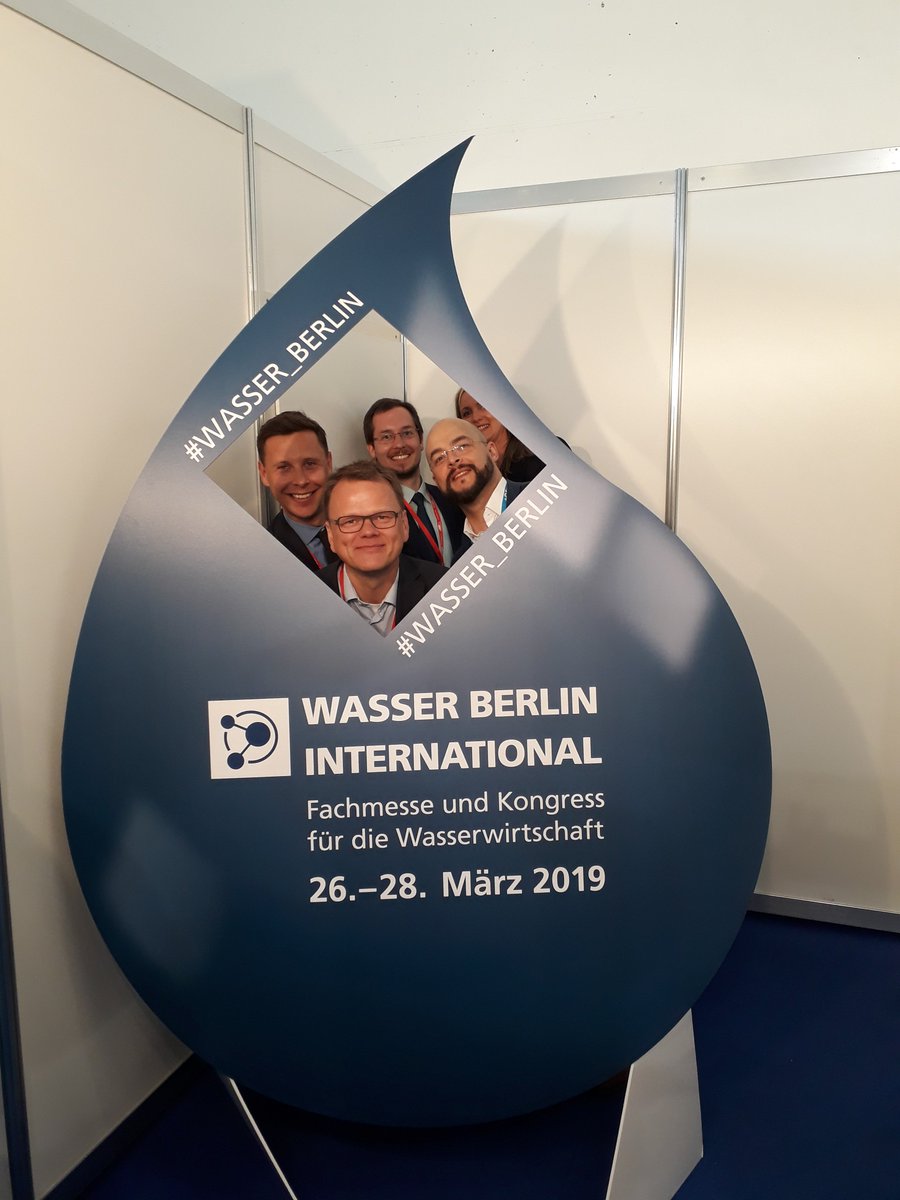 WASSER_BERLIN's tweet photo. Wir freuen uns über den Besuch aus der Hauptstadt am Stand von #WASSER_BERLIN: Dr. Jens Homann @SenWiEnBe, Wolfgang Korek und Hannes Lebert @BerlinPartner sowie Sebastian Wengler @AquanetBerlin. https://t.co/y7GsWZ1Cwc
