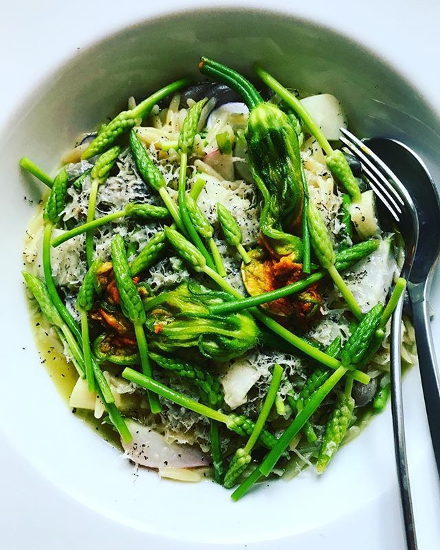 Creationfoods's tweet photo. Risoni prima vera.... borlotti beans, white asparagus, radishes, squash flowers, wild asparagus and summer truffle... 🙌🏻🙌🏻☀️😎
#creationfoods #cruoslo #summer #vegetarian #vegetarianrecipes #truffle #food #cheflife #foodporn #foodphotography https://t.co/bhYI8GERby https://t.co/lNLG9sgJoX