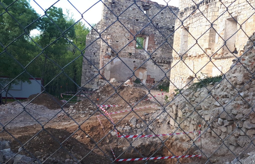 GuDiario's tweet photo. La plataforma @salvarbonaval satisfecha con el inicio de las obras en el Monasterio de #Bonaval https://t.co/s1l8KaBJyl https://t.co/LfUY3Q7nPu