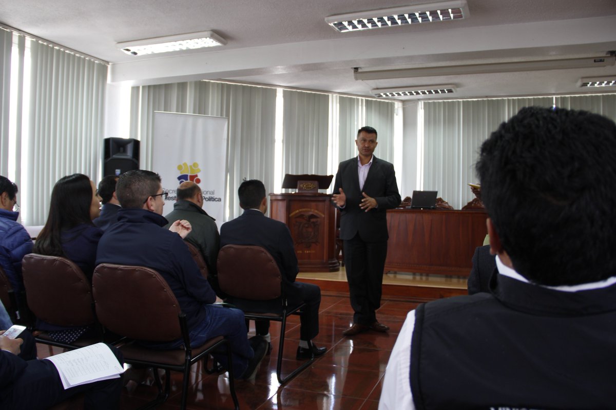 GoberCarchi's tweet photo. Alex Cruz, Gobernador de Carchi, Junto a Pedro de Jesús, Coordinador Zonal de la Secretaria de la Política mantuvieron reunión con los Directores del Ejecutivo Desconcentrado, con la finalidad de tratar temas coyunturales en la provincia del Carchi. https://t.co/ICzRsxUPbl