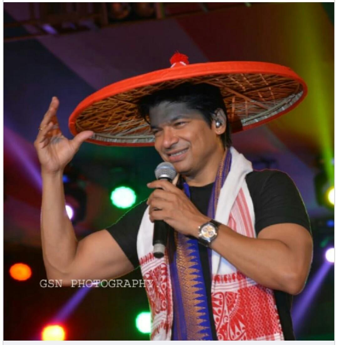 shaans_fan's tweet photo. @singer_shaan Sir #Suklai #bodolandfestival #liveinconcert #xorai #jhaapi #assamesetraditionalHat #gamusa #respecthim❤️ #GoldenVoiceOfIndia https://t.co/qjGB3vpkFP