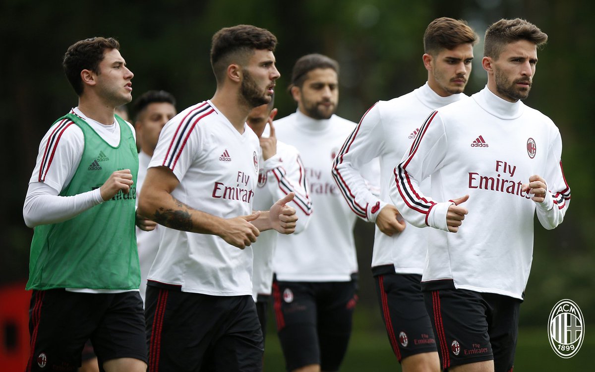 acmilan's tweet photo. Ultima settimana di lavoro a Milanello: si avvicina #MilanFiorentina! 🔜⚽🔚
Last week of work begins at Milanello with Fiorentina in sight! 🔜⚽🔚
#ForzaMilan https://t.co/Z6s2gqx1SG