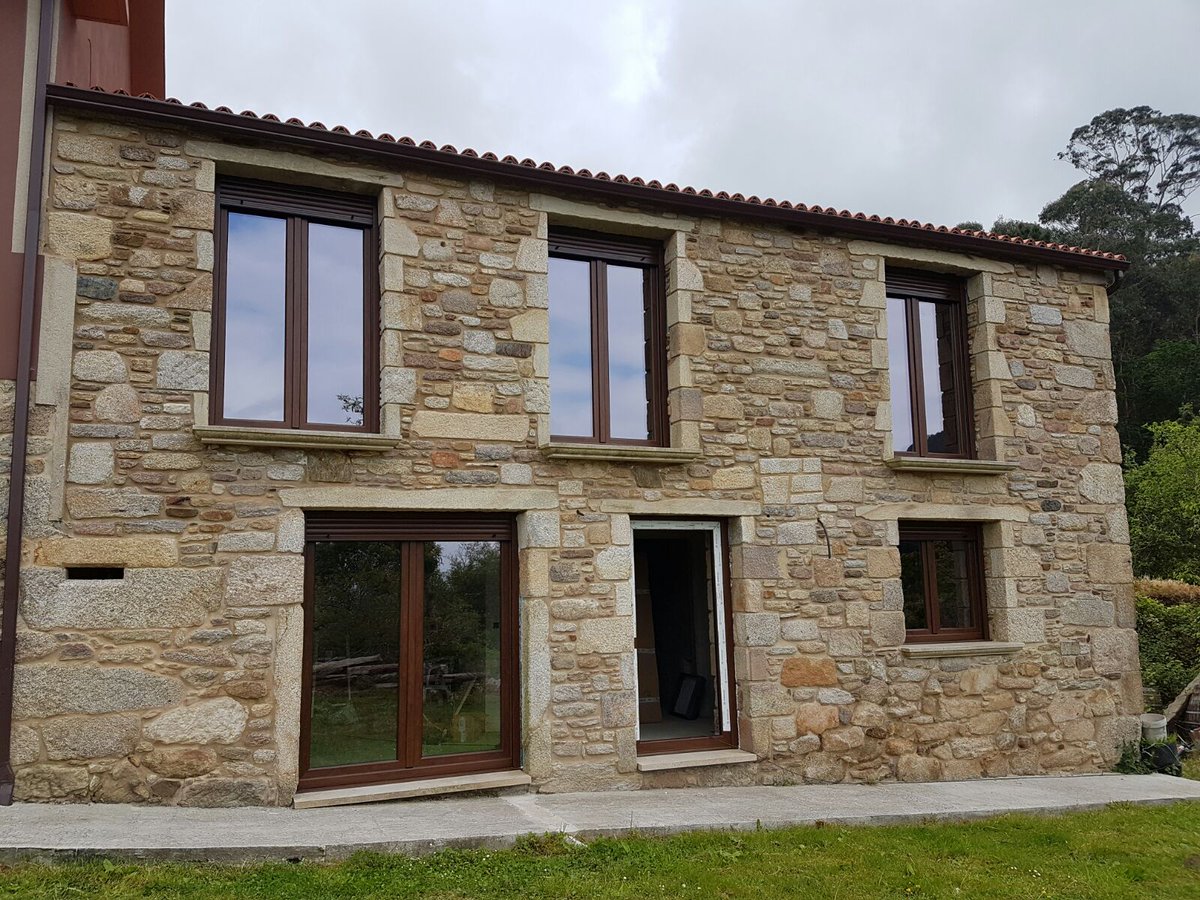 casfer_info's tweet photo. Preciosa casa de piedra con ventanas de PVC Nogal y Vidrio Guardian Sun, El cristal inteligente. https://t.co/ILZFo7Jli2