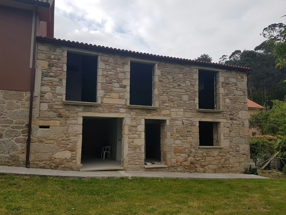 casfer_info's tweet photo. Preciosa casa de piedra con ventanas de PVC Nogal y Vidrio Guardian Sun, El cristal inteligente. https://t.co/ILZFo7Jli2