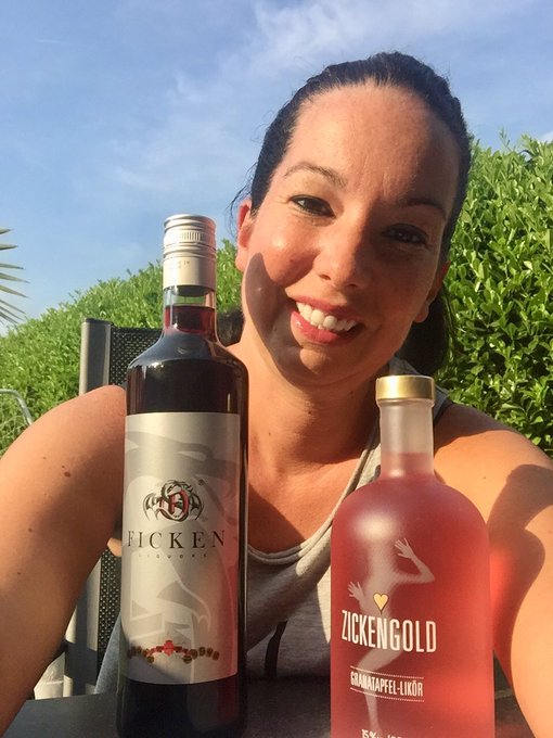 Na, wer mag was trinken...   Bock auf #ficken  oder #zickengold  euch einen geilen Abend meine S&uuml;&szlig;en<a href="/tag/ficken"class="tags">#ficken</a><a href="/tag/zickengold"class="tags"><span>#zickengold</span></a>