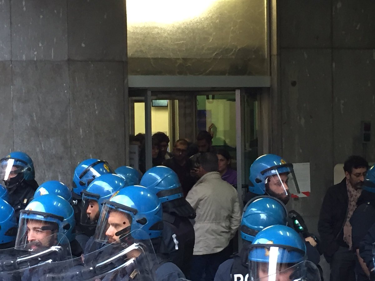 Infoaut's tweet photo. Non e’ la Turchia di Erdogan, e’ ora a Torino: attivisti #FreePalestine sequestrati dentro la Rai dalla polizia e cariche sul presidio! https://t.co/eDKYOWYs1g