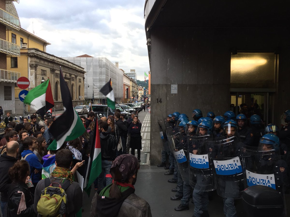 Infoaut's tweet photo. Non e’ la Turchia di Erdogan, e’ ora a Torino: attivisti #FreePalestine sequestrati dentro la Rai dalla polizia e cariche sul presidio! https://t.co/eDKYOWYs1g
