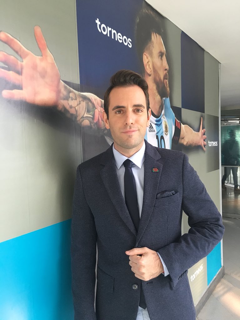 emilianoraggi's tweet image. Abrazame Leo! que se viene #CentralFox en @foxsportsarg con @maxipalma 😁⚽️ Siempre junto a @devreoficial 👔 y con el detalle de #Brona🔝