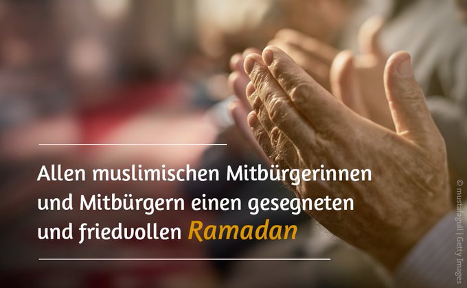 Betende Hände eines Muslims sind zu sehen, dazu der Text: Allen muslimischen Mitbürgerinnen und Mitbürgern einen gesegneten und friedvollen Ramadan.