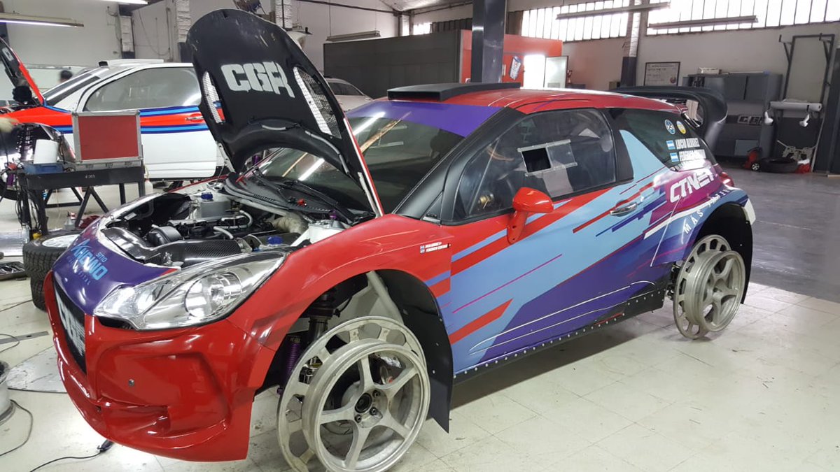 CGRally's tweet photo. Las tres máquinas en los últimos ajustes 🔧 El Ford Fiesta MRT de @miguelbaldoni y el DS 3 de @Bonninrallyrac2 en el rolo 🔄 El DS 3 de @lucioealvarez en alineación. Mañana partimos rumbo al #RallyPetróleoDinosaurios #GoCGR https://t.co/zP5Y34Jd5A