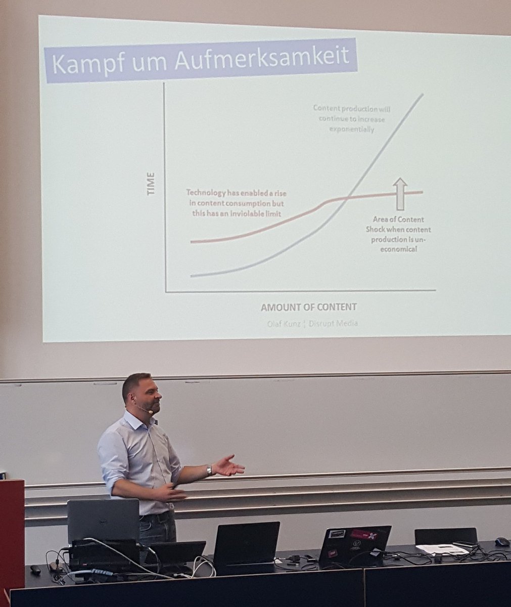 luvoll's tweet photo. Irgendwo zwischen Faszination und #CreepFactor. Danke @OlafKunz für die spannenden Inputs zu #AI in der Medienwelt. Abschlussvortrag bei #diginect18 https://t.co/DNO5KgtUru